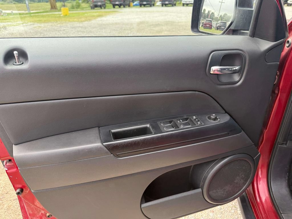 Used 2015 Jeep Patriot Latitude FWD image 13