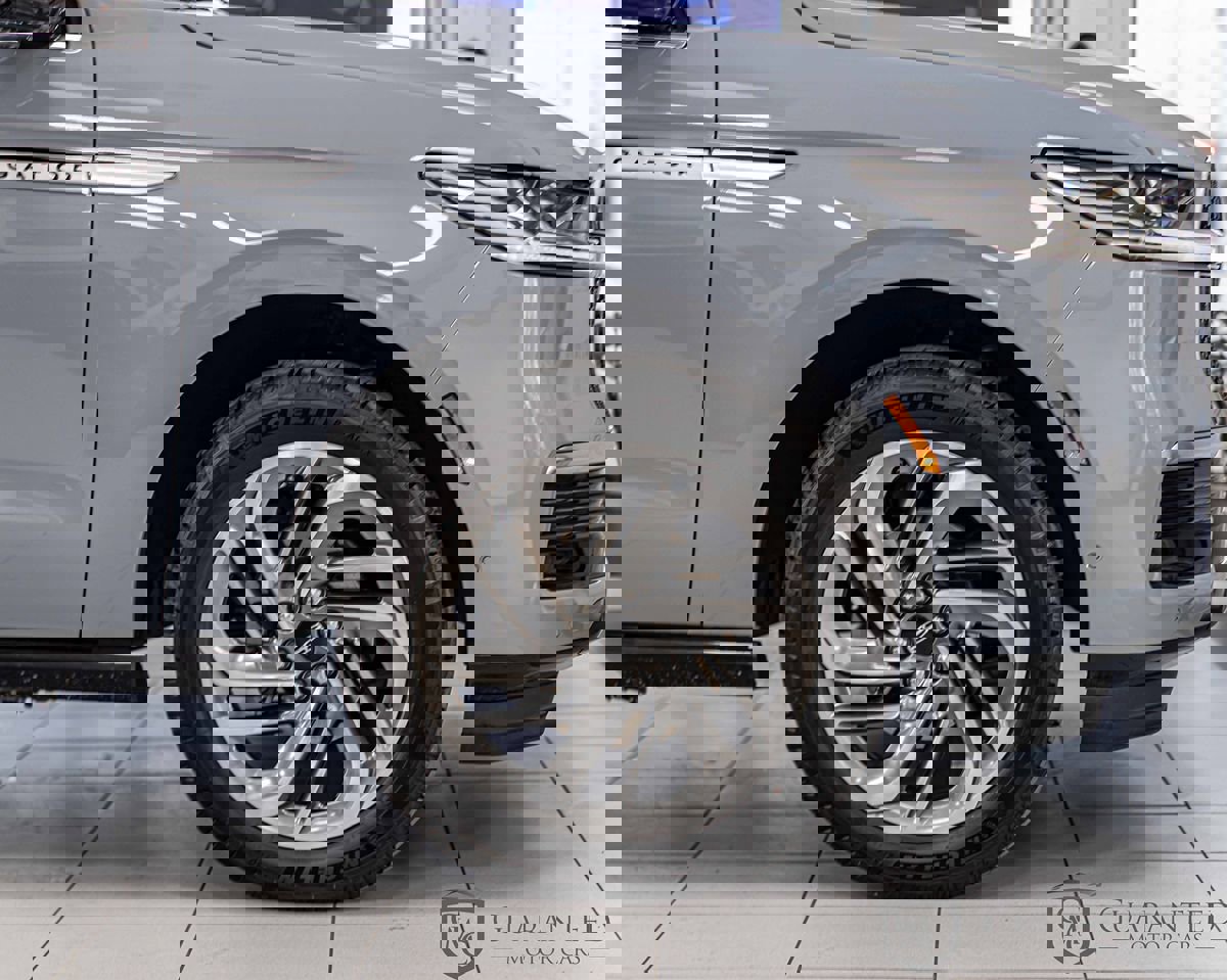 Used 2025 Lincoln Navigator Reserve image 11