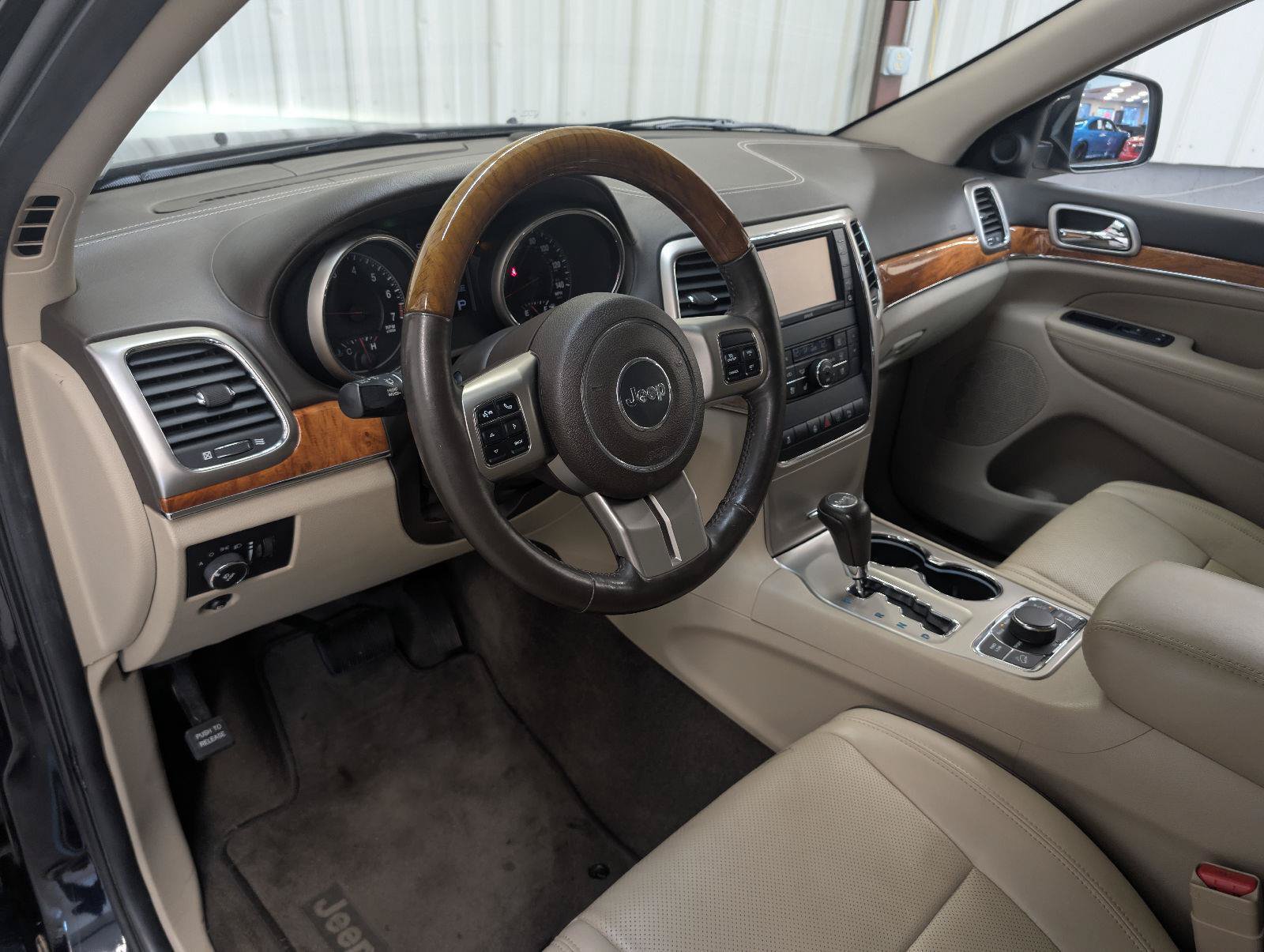 Used 2011 Jeep Grand Cherokee Overland AWD/4WD image 4
