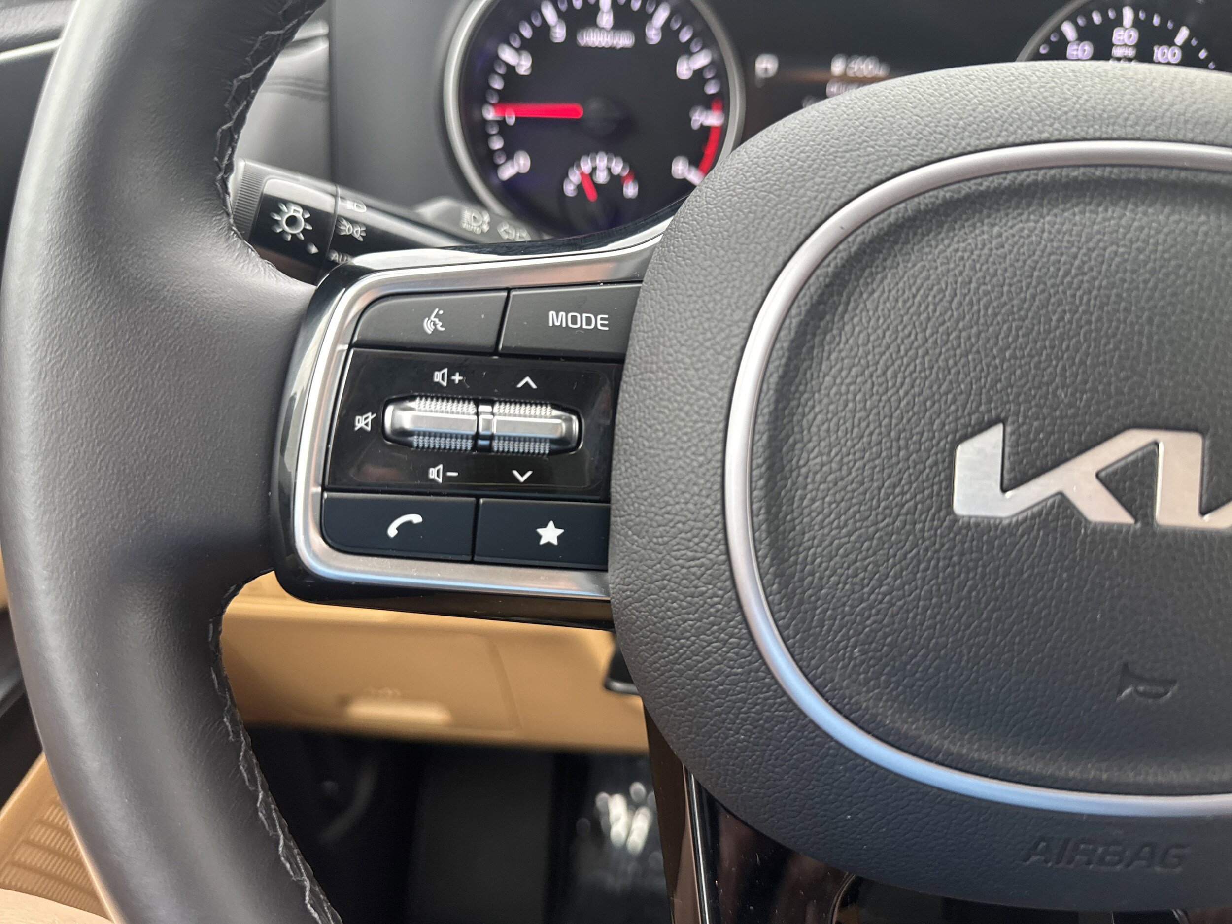 Used 2024 Kia Carnival LX image 24