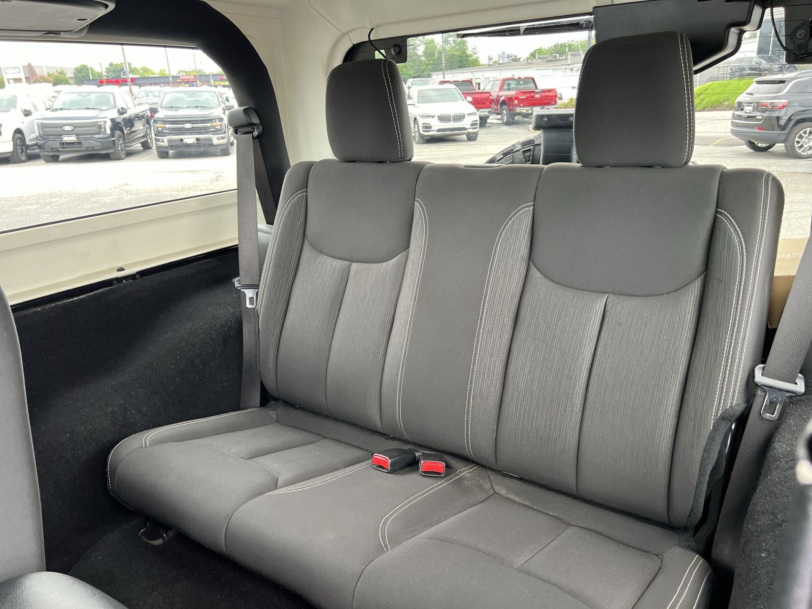 Used 2017 Jeep Wrangler Sahara w/ Connectivity Group AWD/4WD image 23