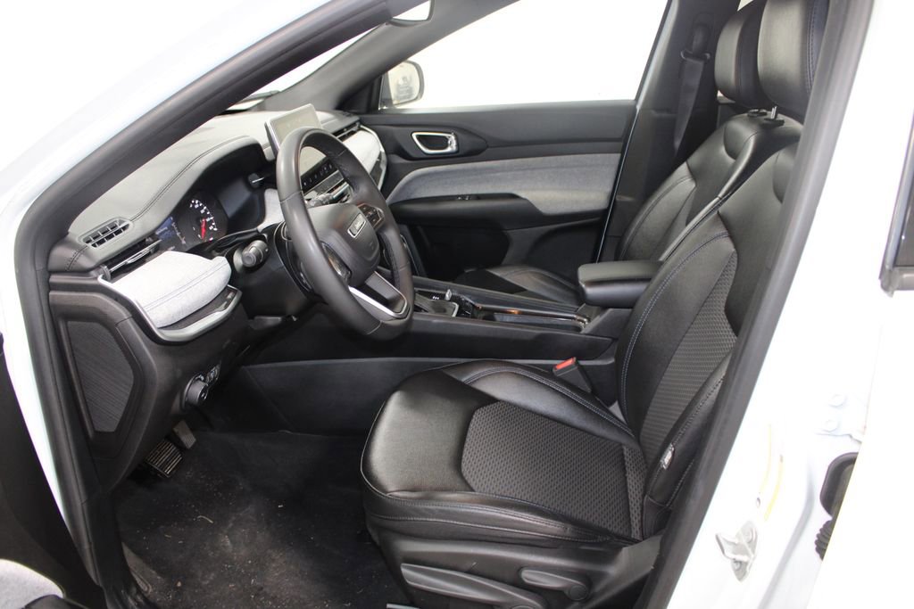 Used 2024 Jeep Compass Latitude image 16