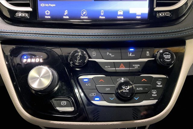 Used 2021 Chrysler Pacifica Touring-L w/ Uconnect Theater Family Group FWD image 33