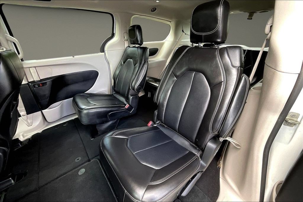 Used 2024 Chrysler Pacifica Touring-L FWD image 25