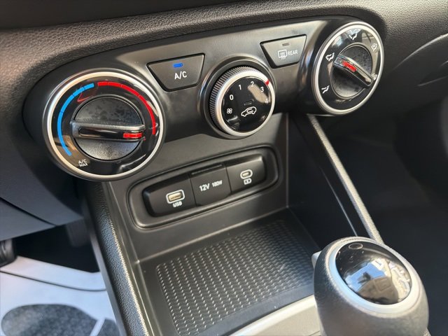 Certified 2025 Hyundai Venue SE image 25