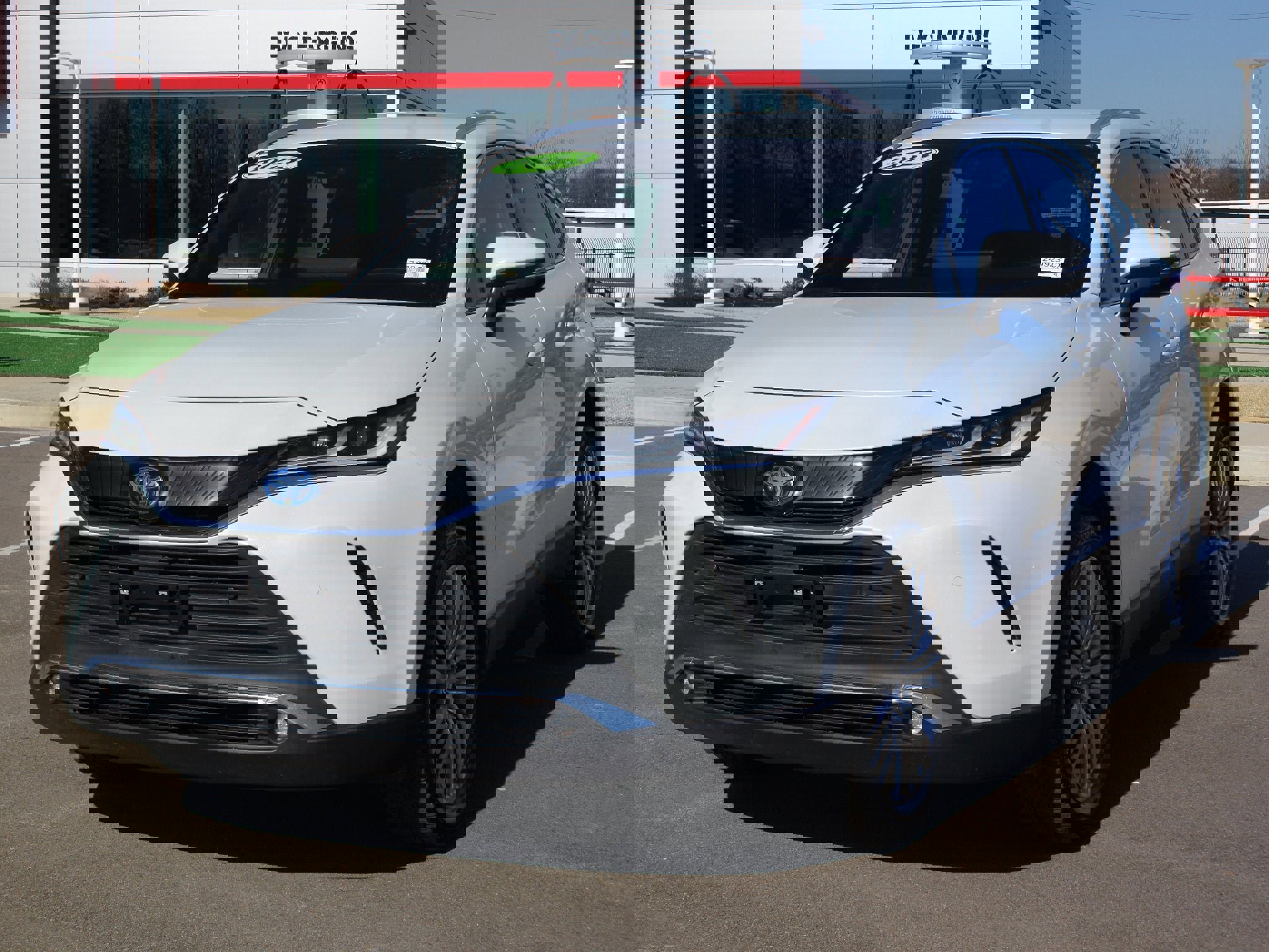 Used 2023 Toyota Venza XLE image 2