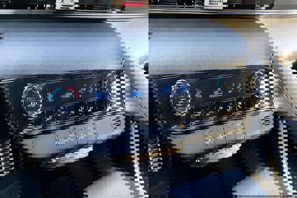 Used 2025 Hyundai Elantra Sport image 31