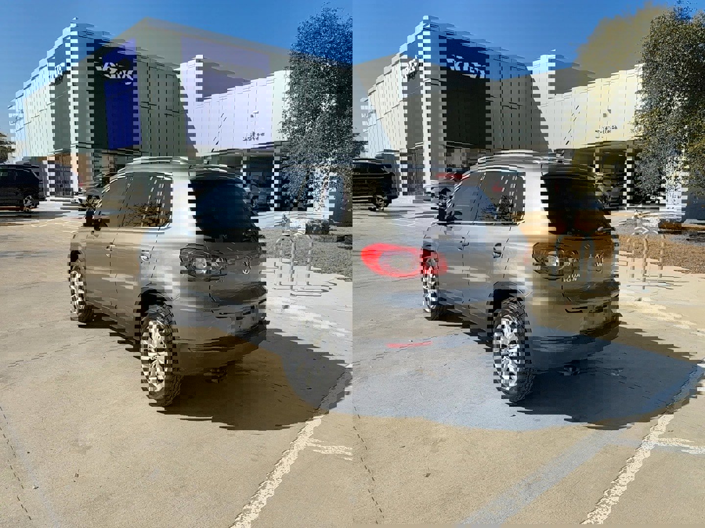 Used 2011 Volkswagen Tiguan SE image 4