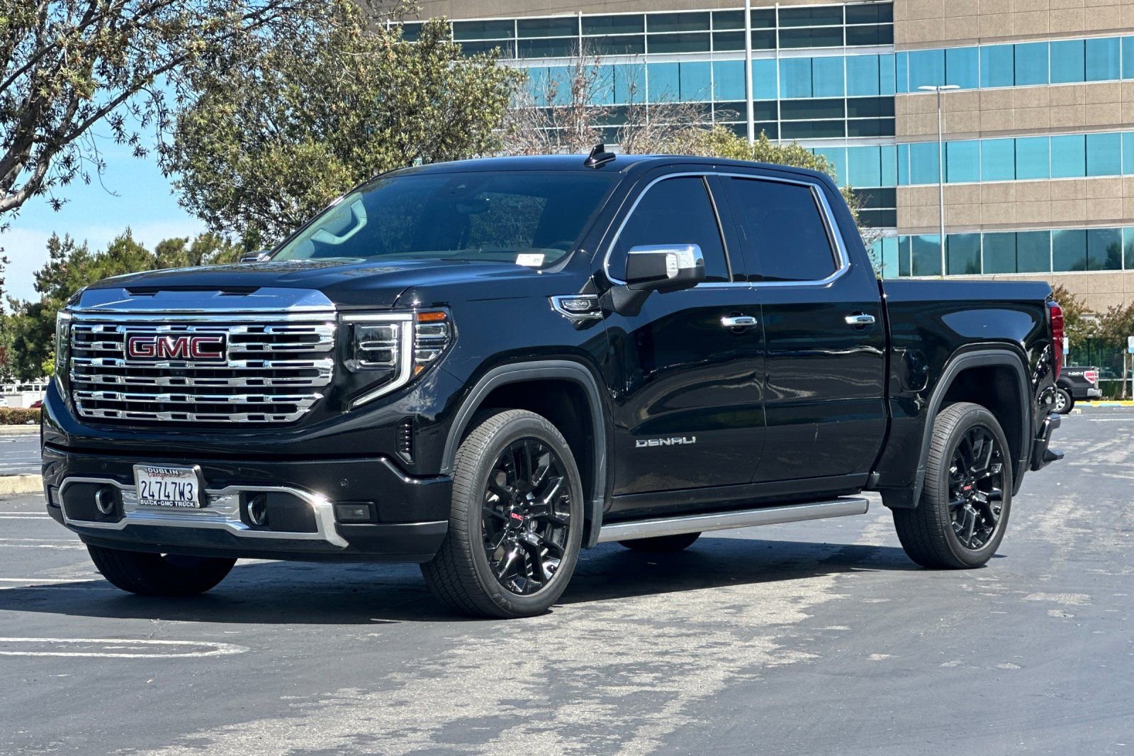 Used 2023 GMC Sierra 1500 Denali w/ Technology Package AWD/4WD image 8