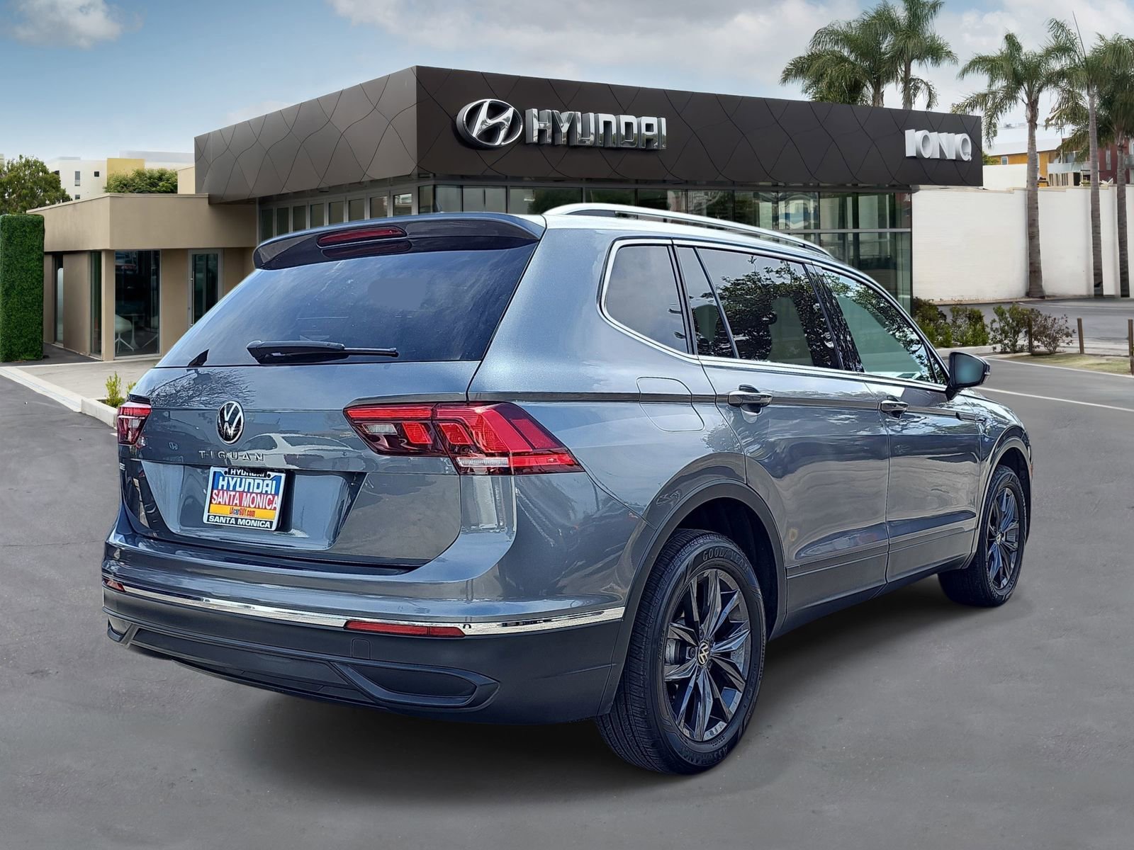 Used 2022 Volkswagen Tiguan SE image 3