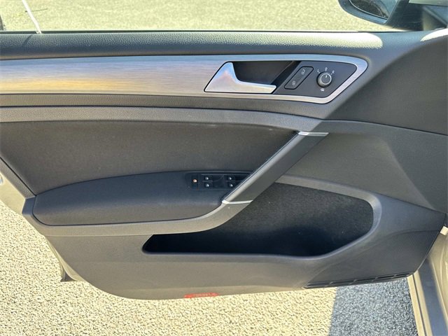 Used 2017 Volkswagen Golf S image 12