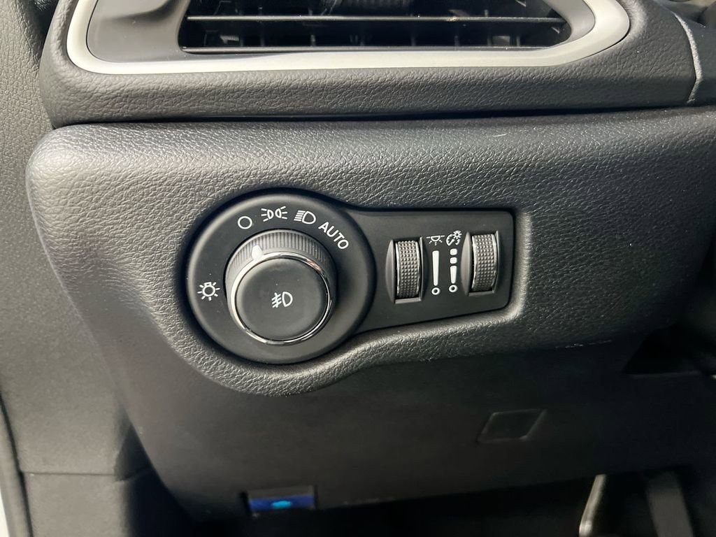 Used 2025 Chrysler Pacifica Select image 18