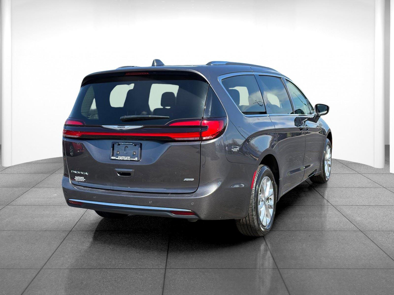 Used 2021 Chrysler Pacifica Touring-L image 7