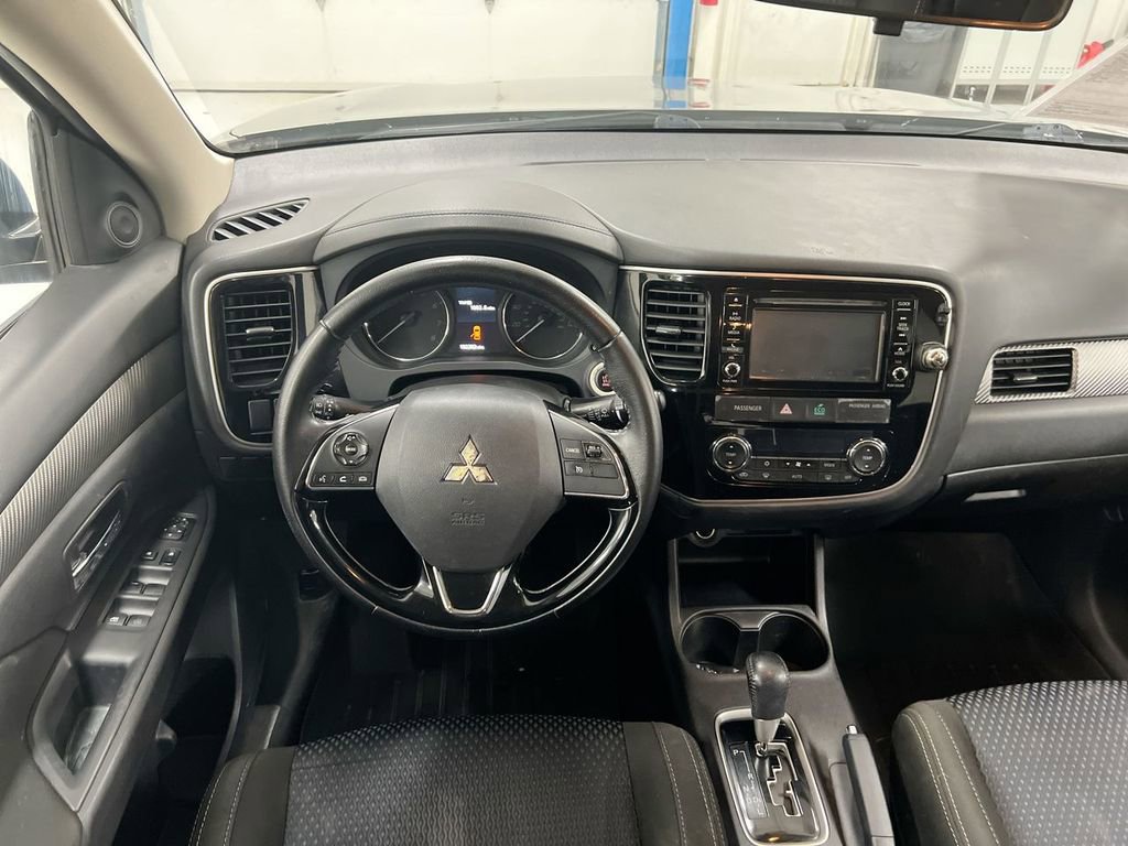 Used 2016 Mitsubishi Outlander SE image 11