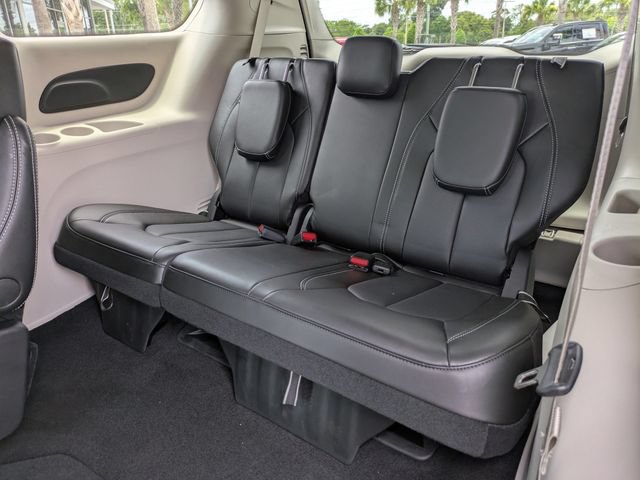 Used 2024 Chrysler Pacifica Touring-L AWD/4WD image 21
