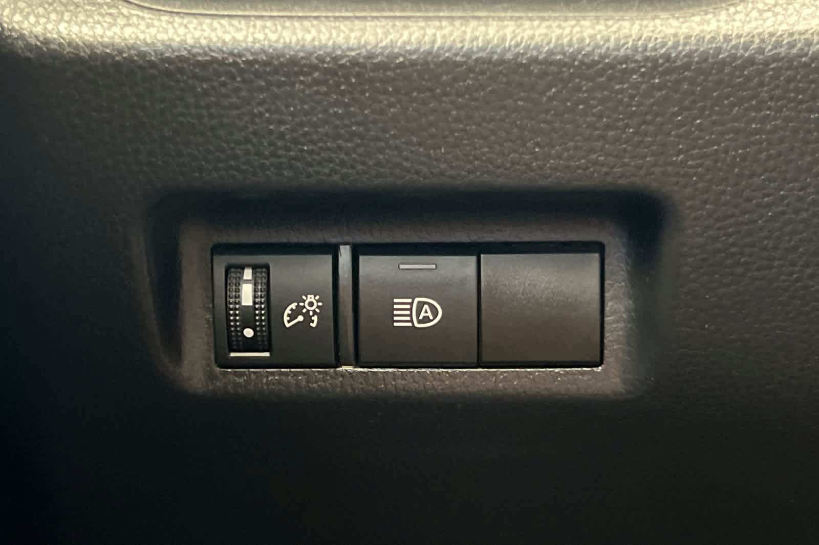 Used 2021 Toyota RAV4 LE AWD/4WD image 29