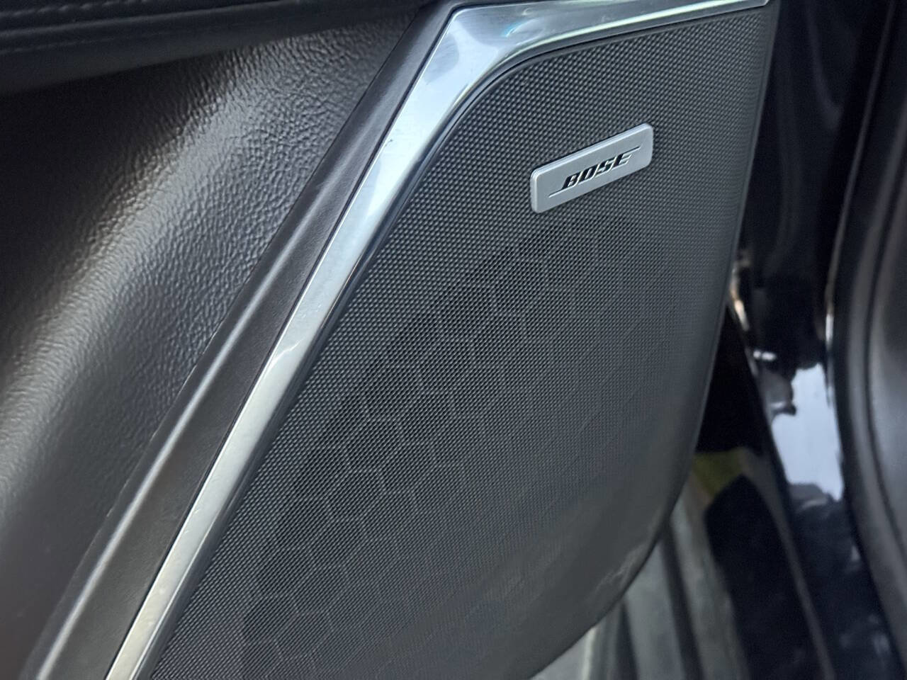 Used 2015 Cadillac Escalade Luxury image 24