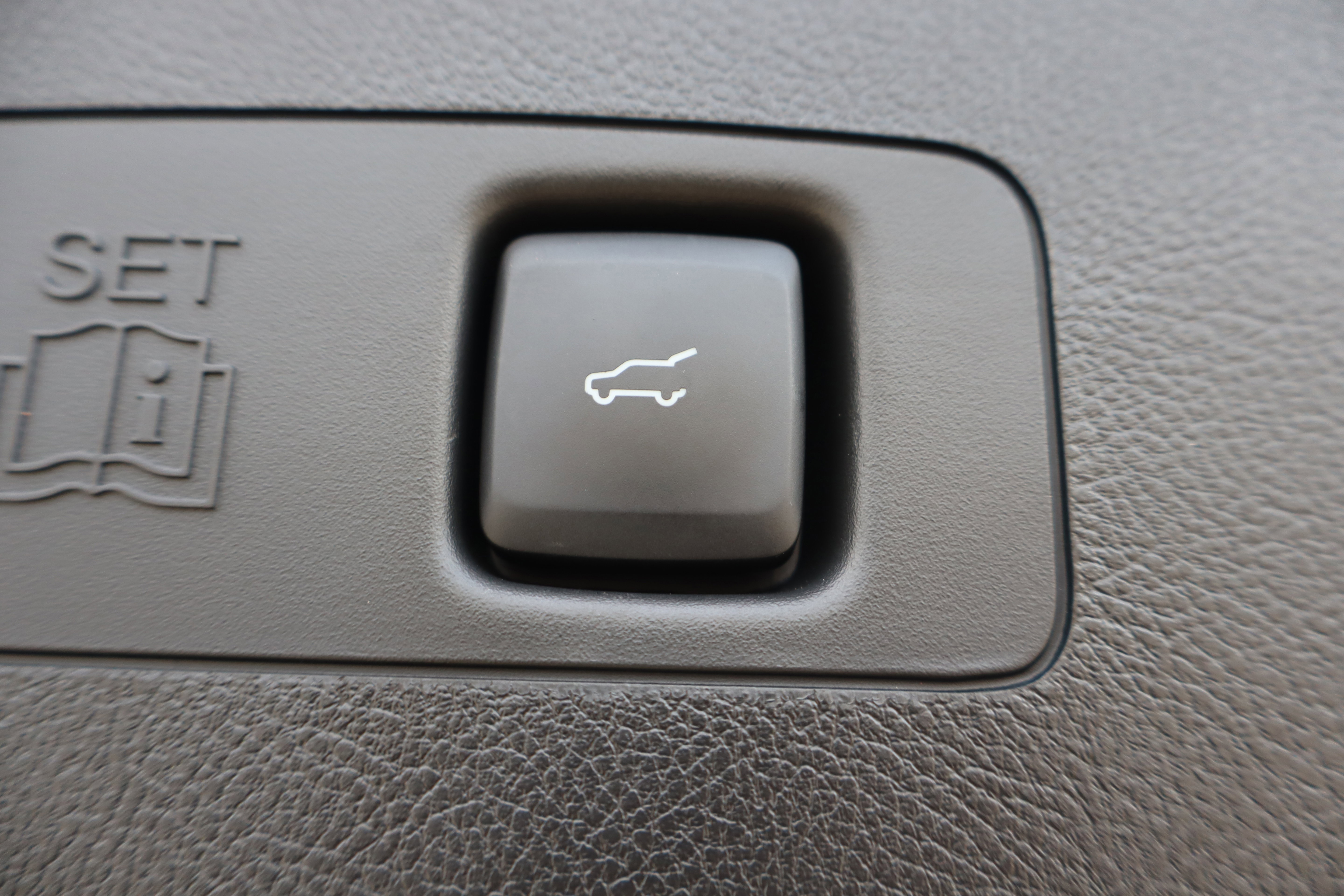 Used 2024 Lincoln Corsair Premiere w/ Rear Removable Package Tray image 27