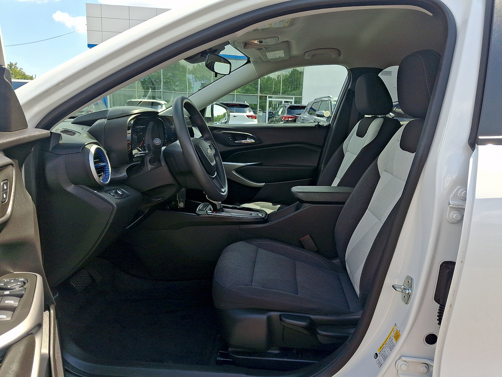 Used 2024 Chevrolet Trax LS w/ LS Convenience Package FWD image 13