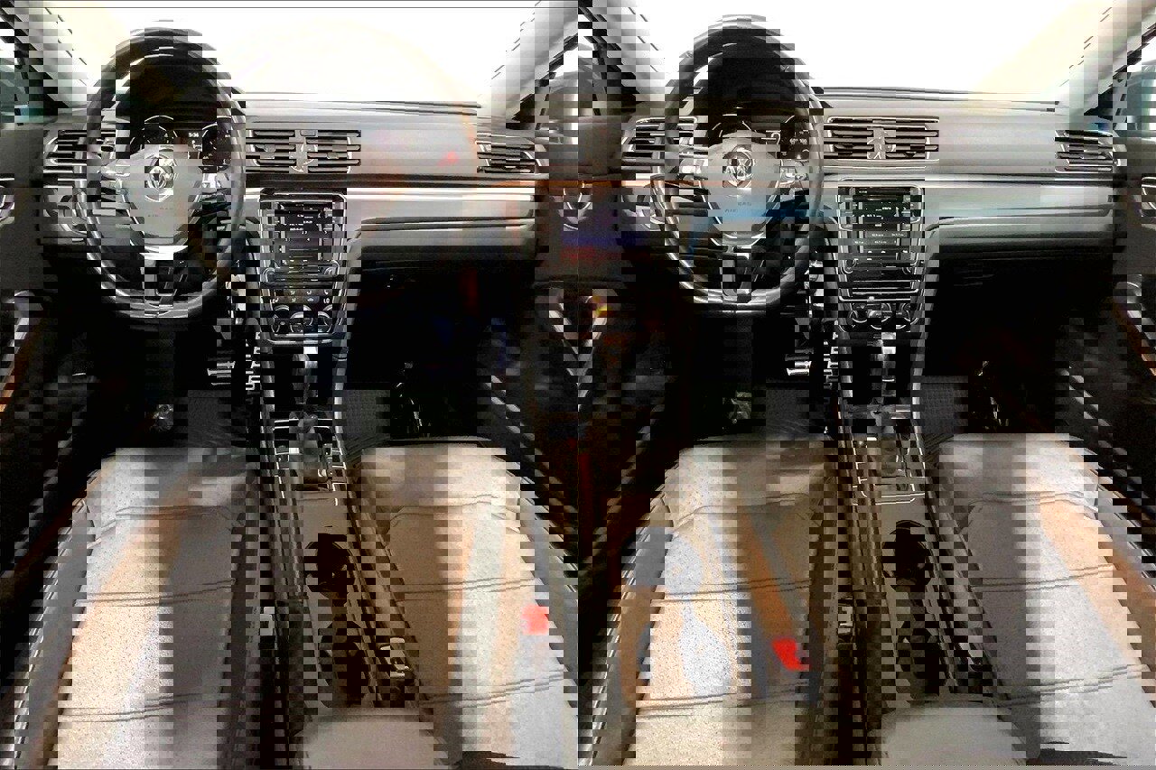 Used 2017 Volkswagen Passat 1.8T R-Line image 15