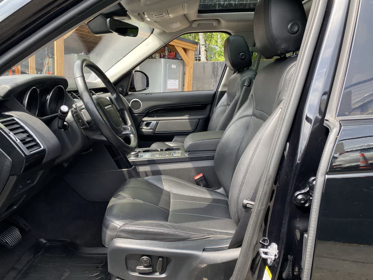 Used 2019 Land Rover Discovery SE AWD/4WD image 14