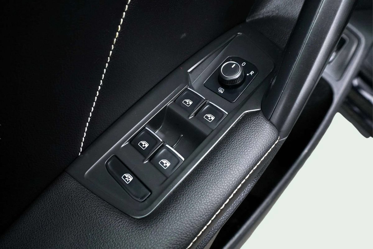 Used 2024 Volkswagen Tiguan SE R-Line AWD/4WD image 16