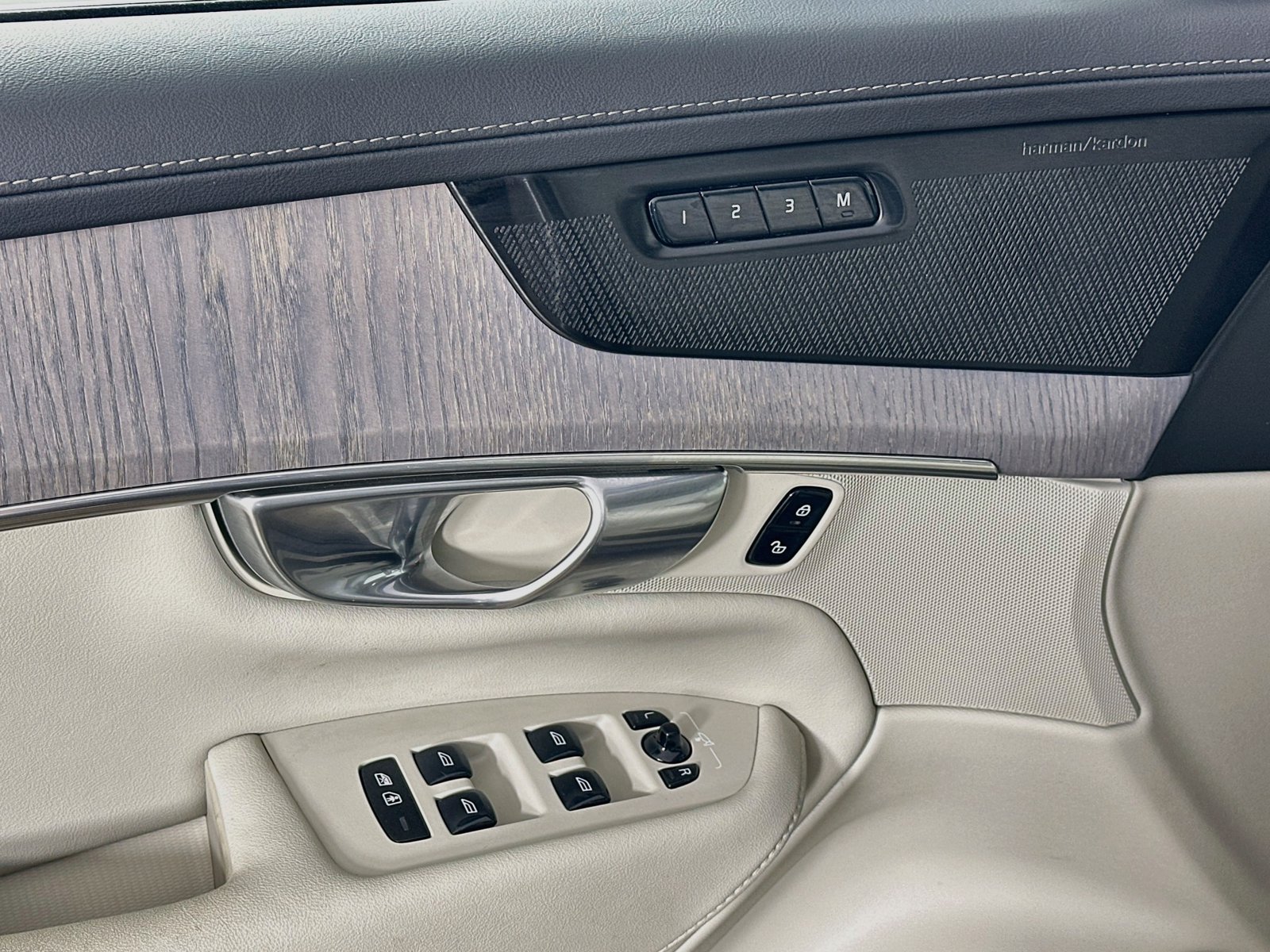 Certified 2026 Volvo XC90 B6 Ultra AWD/4WD image 17