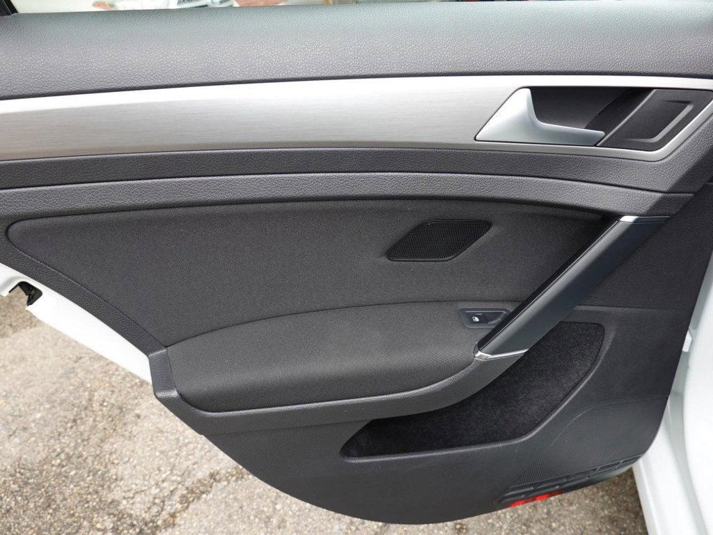 Used 2017 Volkswagen Golf S image 19