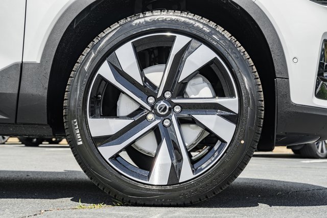 Certified 2025 Volvo XC40 B5 Plus w/ Protection Package Premier image 15