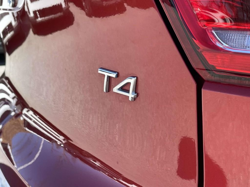 Used 2022 Volvo XC40 T4 R-Design w/ Advanced Package image 25