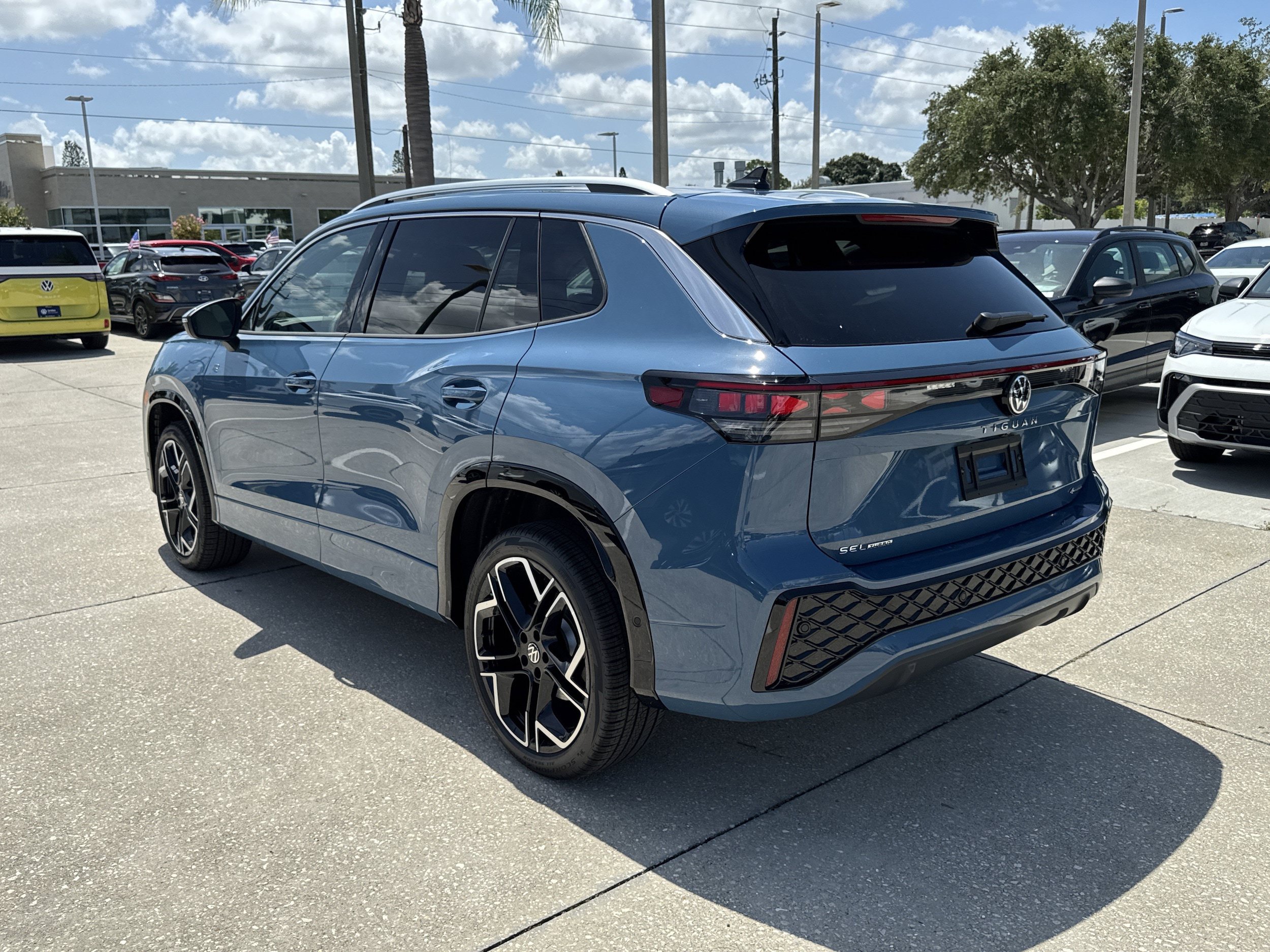 New 2026 Volkswagen Tiguan SEL R-Line AWD/4WD image 6