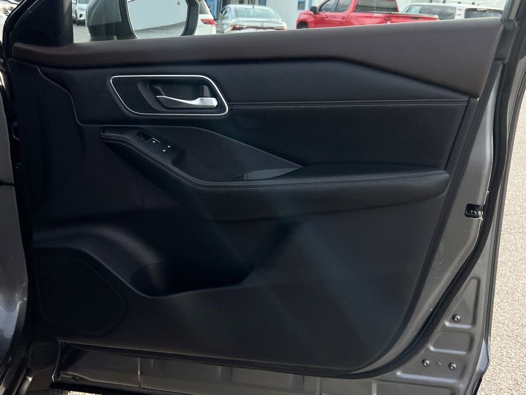 Used 2021 Nissan Rogue Platinum image 10