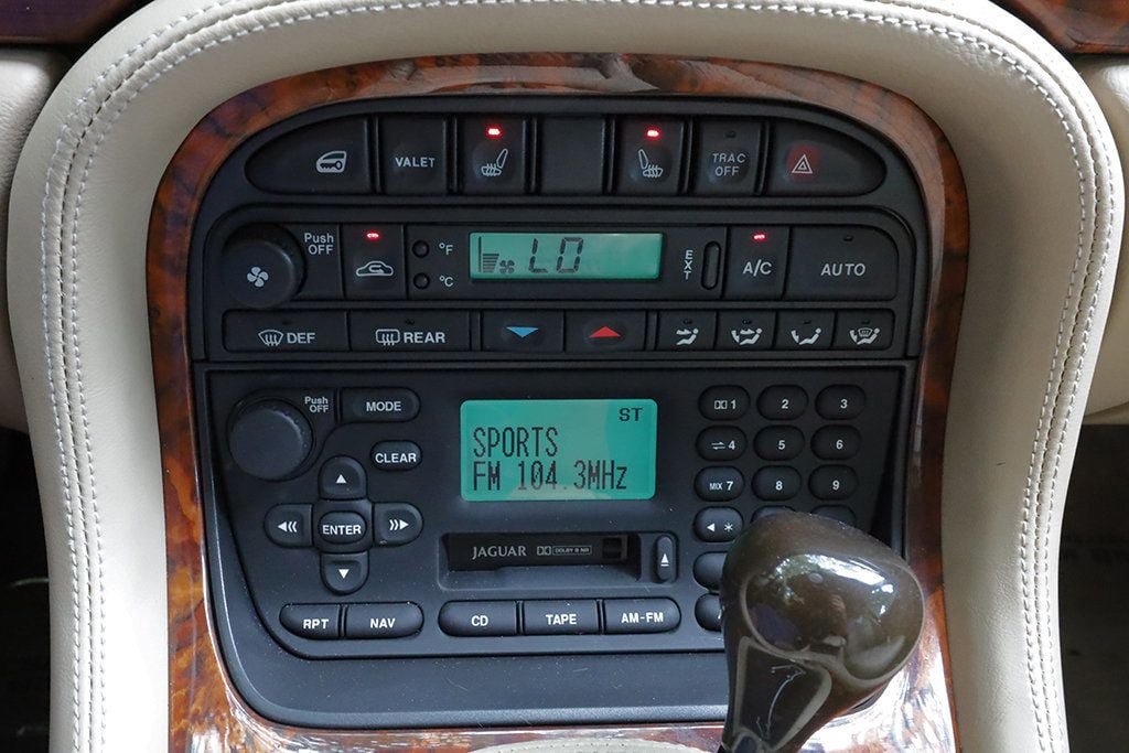 Used 2003 Jaguar XJ8 RWD image 40