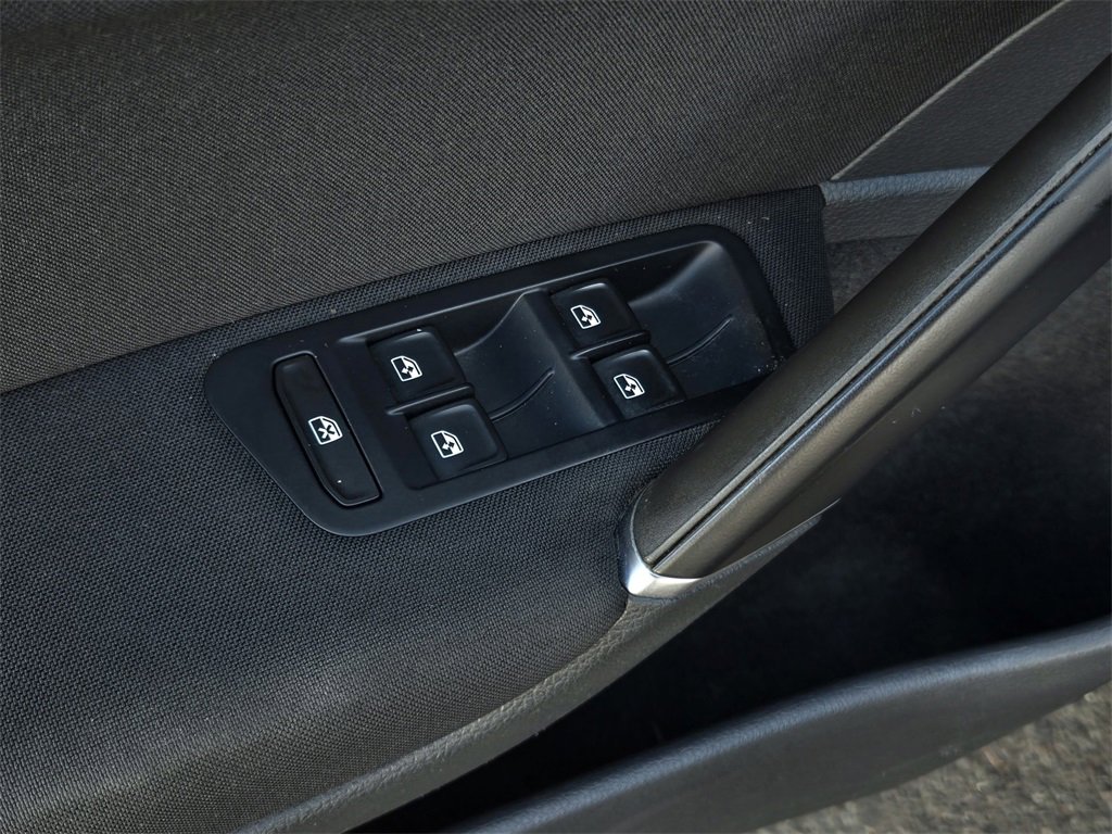 Used 2016 Volkswagen e-Golf SE w/ DC Fast Charging Package image 11