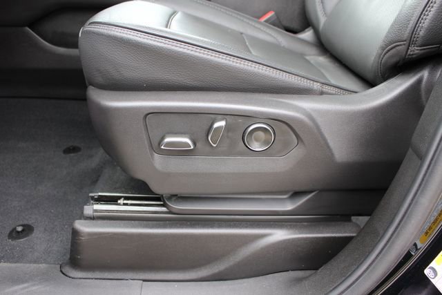 Used 2025 GMC Yukon Denali w/ Sun & Power Step Package image 37