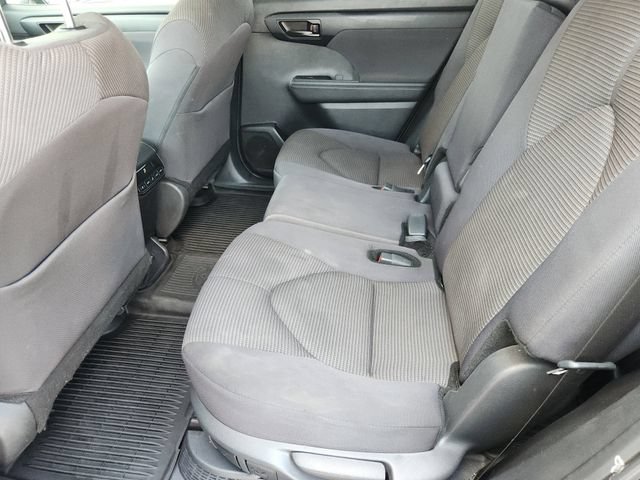 Used 2024 Toyota Highlander LE AWD/4WD image 24