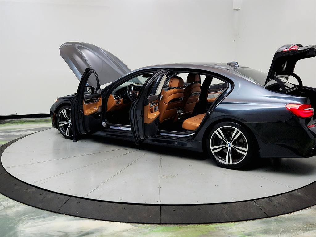 Used 2018 BMW 750i RWD image 12