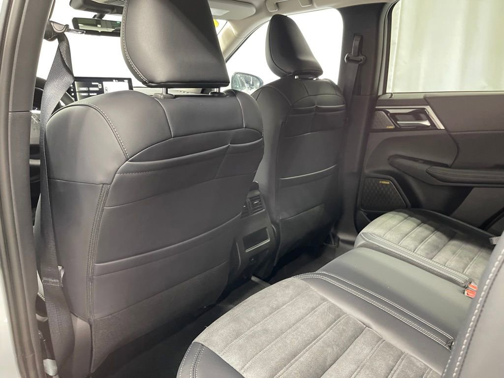 New 2025 Mitsubishi Outlander SE image 24