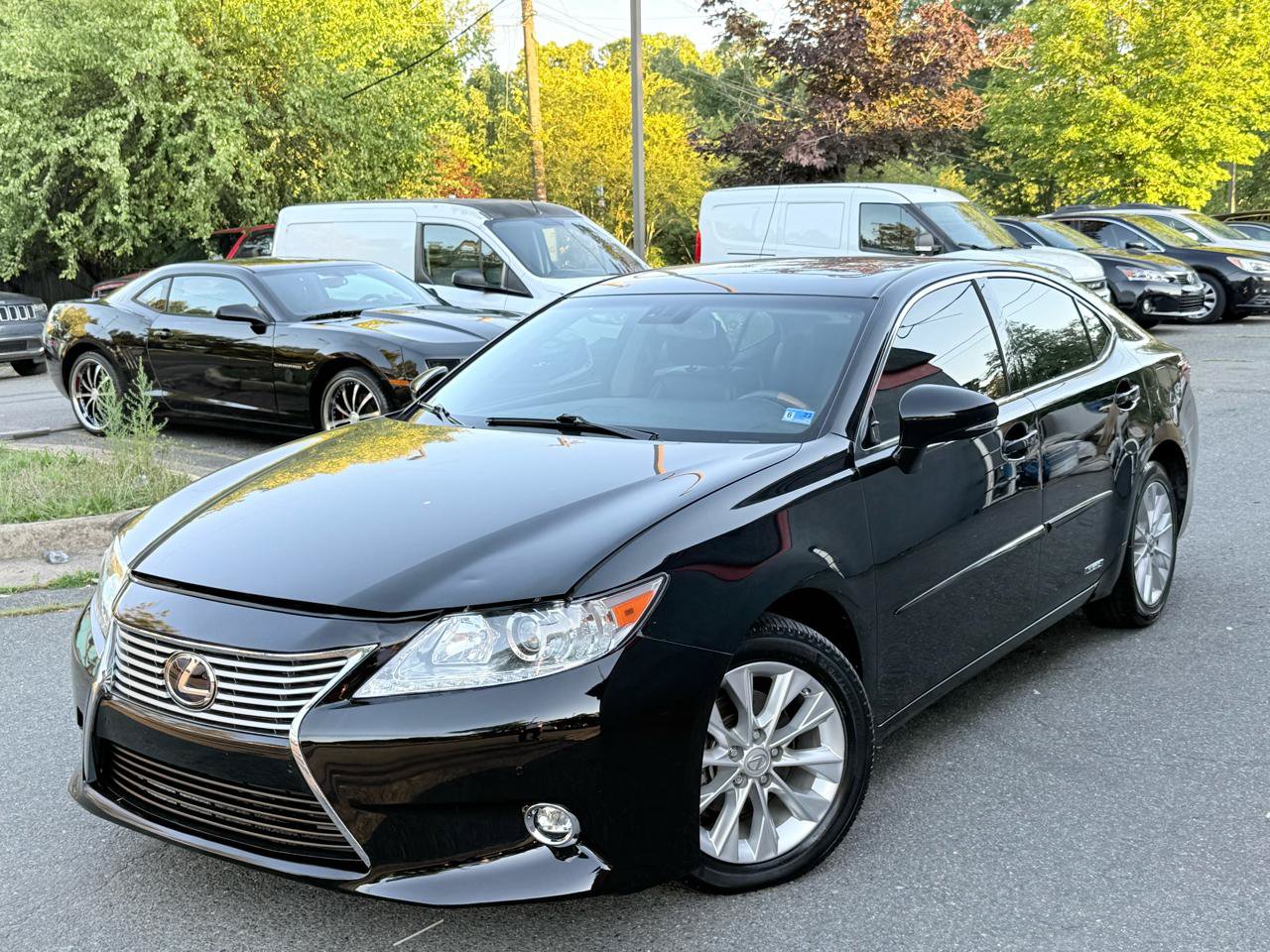 Used 2013 Lexus ES 300h w/ Luxury Pkg FWD image 2
