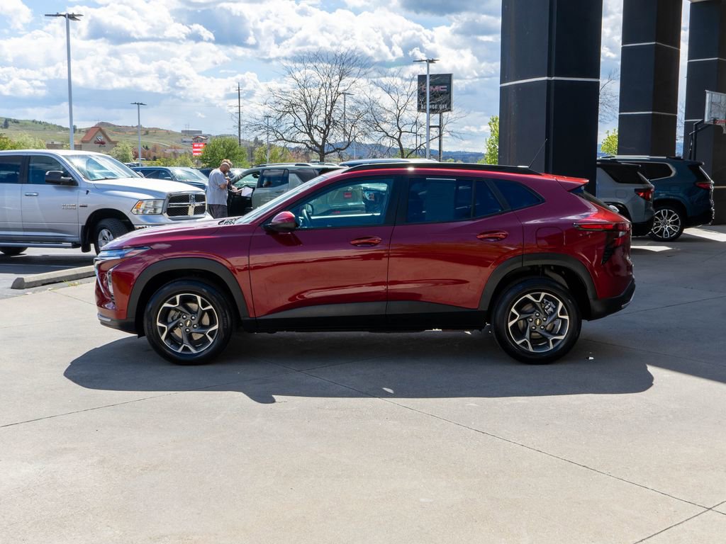 Used 2025 Chevrolet Trax LT FWD image 4