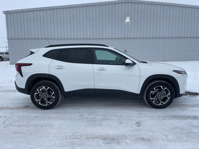 Used 2025 Chevrolet Trax LT w/ LT Convenience Package image 16