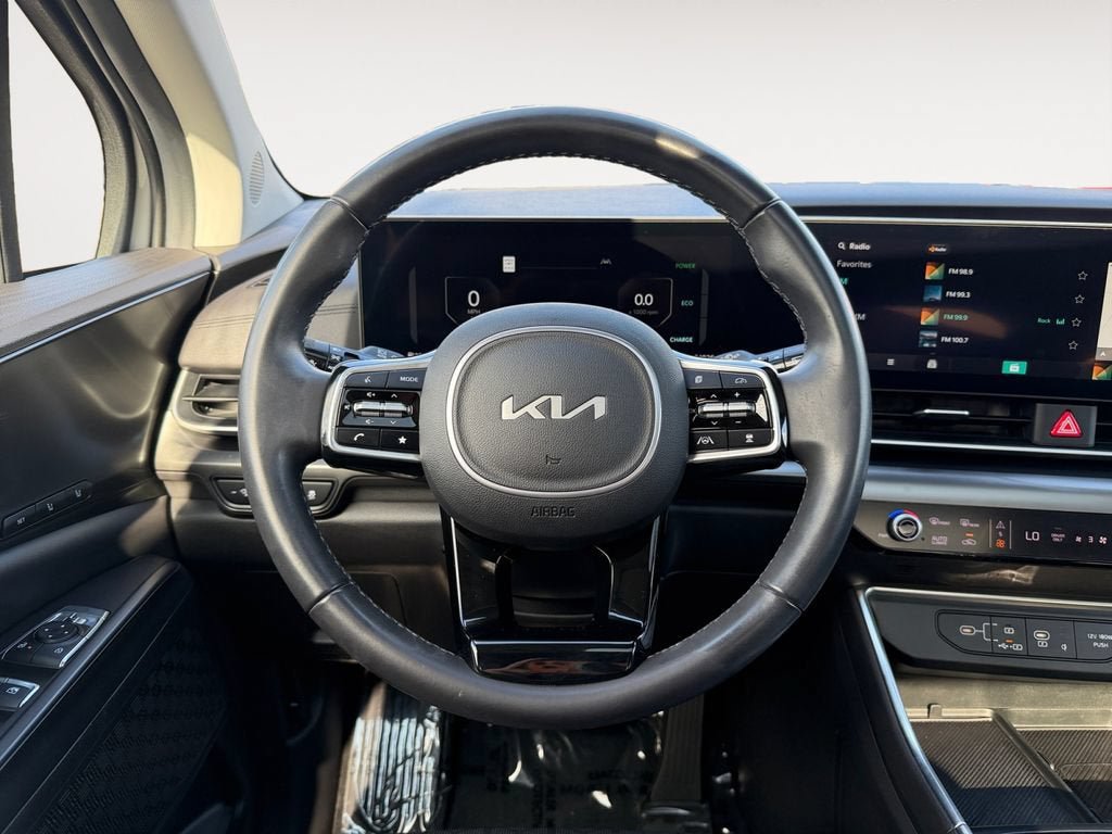 Used 2025 Kia Carnival SX w/ SX Dark Edition Package FWD image 13