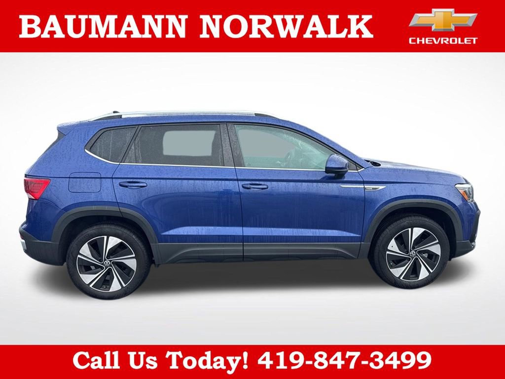 Used 2024 Volkswagen Taos SE w/ Panoramic Sunroof Package AWD/4WD image 3