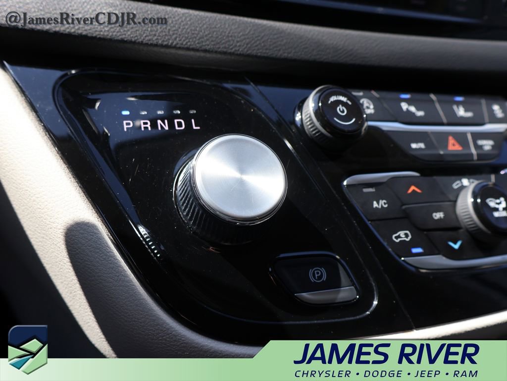 Used 2024 Chrysler Pacifica Touring-L FWD image 32