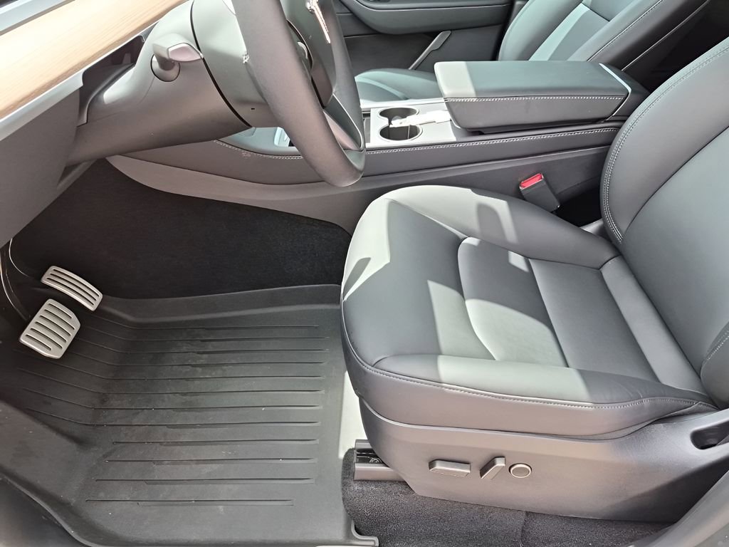 Used 2025 Tesla Model Y Performance image 29