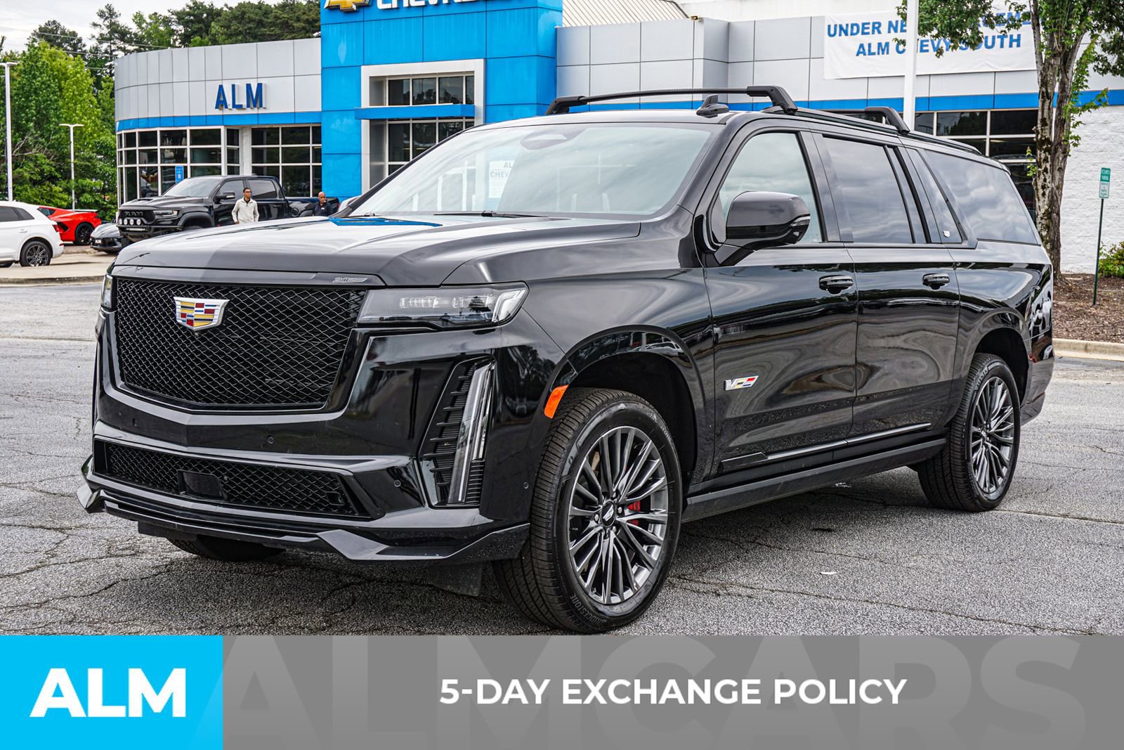 Used 2024 Cadillac Escalade ESV V AWD/4WD image 5