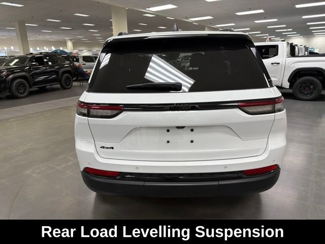 Used 2023 Jeep Grand Cherokee Altitude AWD/4WD image 6
