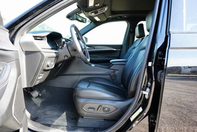 Certified 2025 Jeep Grand Cherokee Limited w/ Luxury Tech Group II image 33