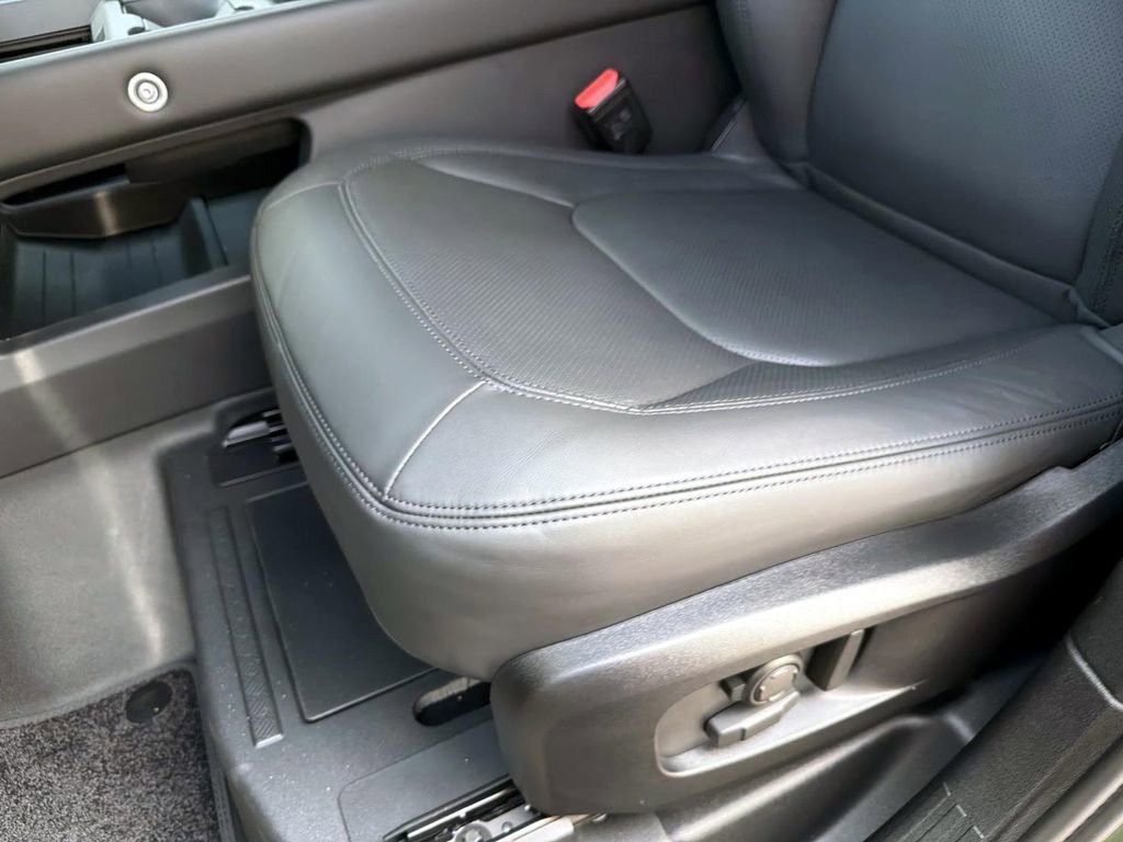 New 2026 Land Rover Defender 110 X-Dynamic SE image 18