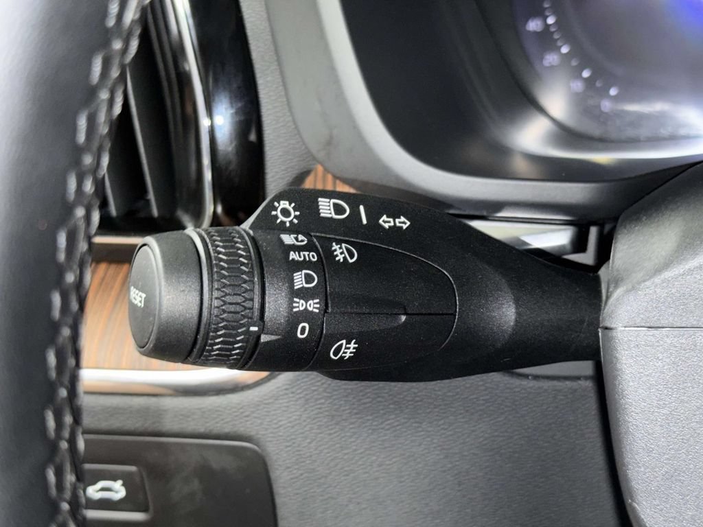 Used 2024 Volvo XC60 B5 Plus w/ Protection Package Premier AWD/4WD image 28